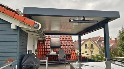 Dachbalkon-Lamellendach mit Sonderhalter und eingerückten Stützen