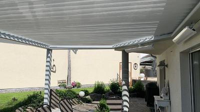 Lamellendach-Konstruktion an den Erker-Gebäudekörper angepasst